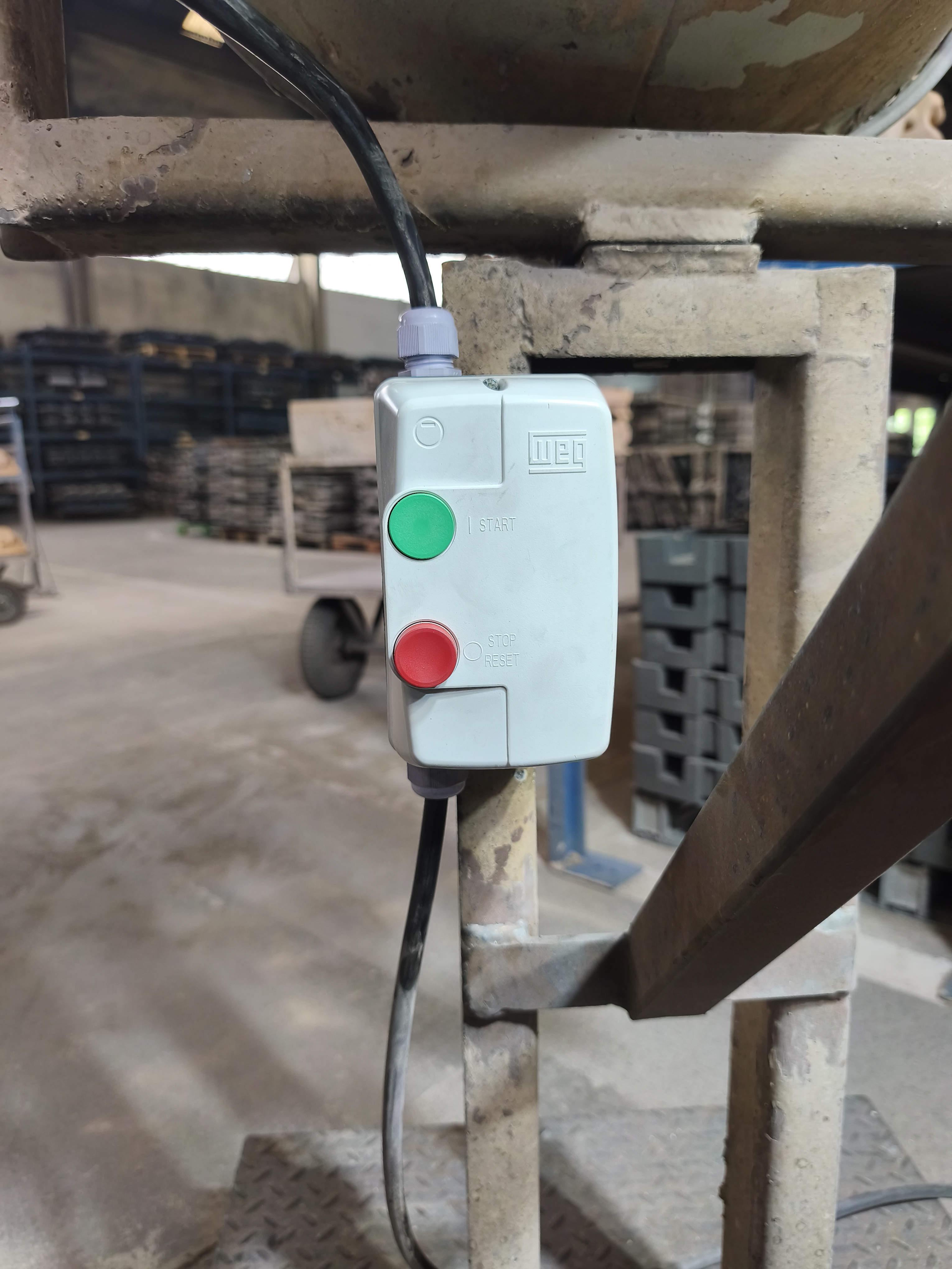 Painel de automação com CLP e contatoras para sistema de irrigação