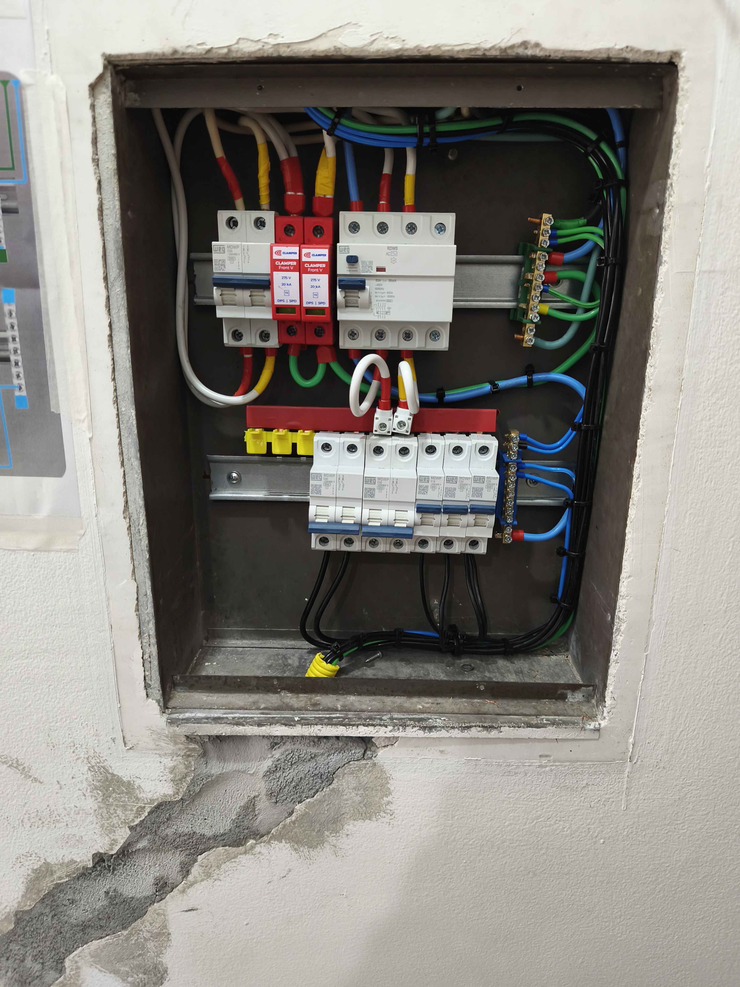Quadro elétrico residencial com DPS instalado em Curitiba