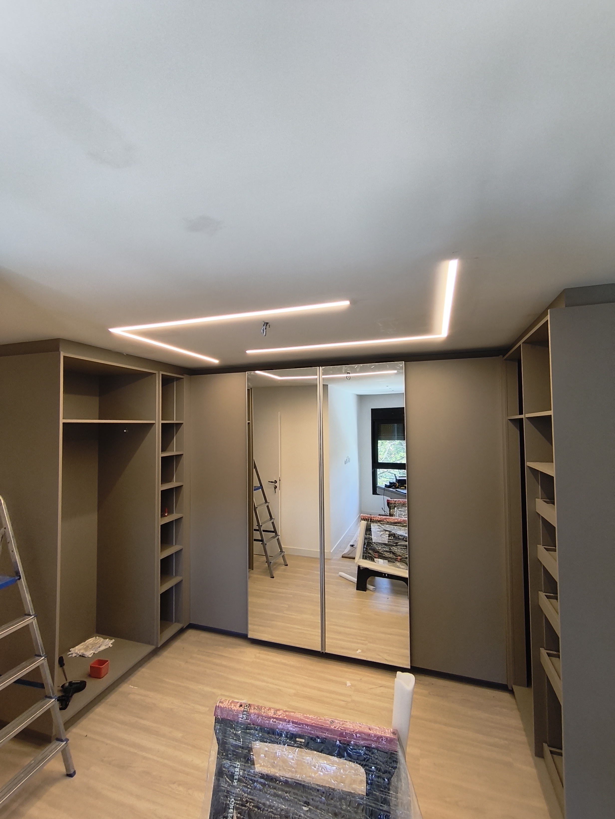 Iluminação LED embutida em closet com sanca de gesso