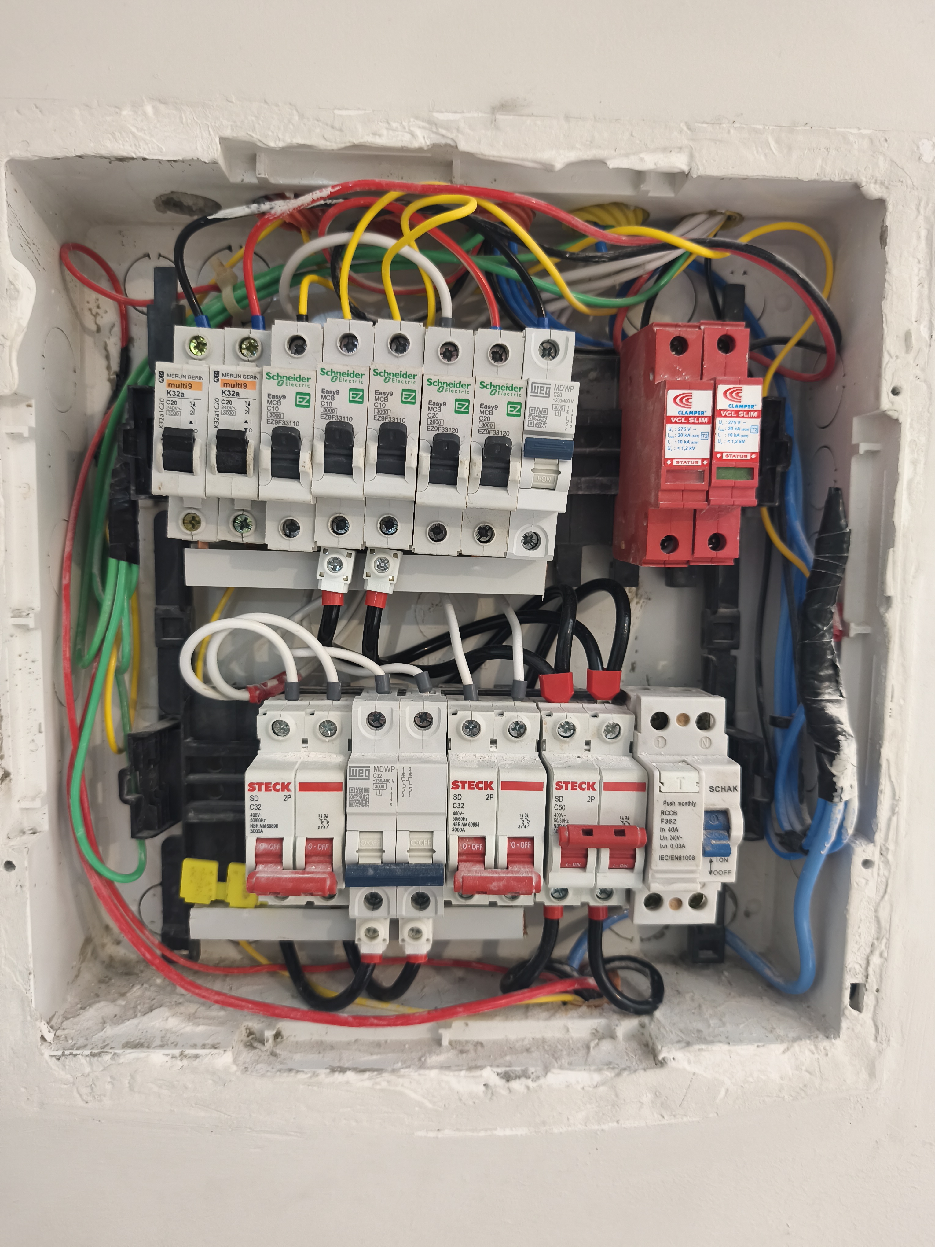 Quadro elétrico industrial com disjuntores Schneider e DPS Clamper