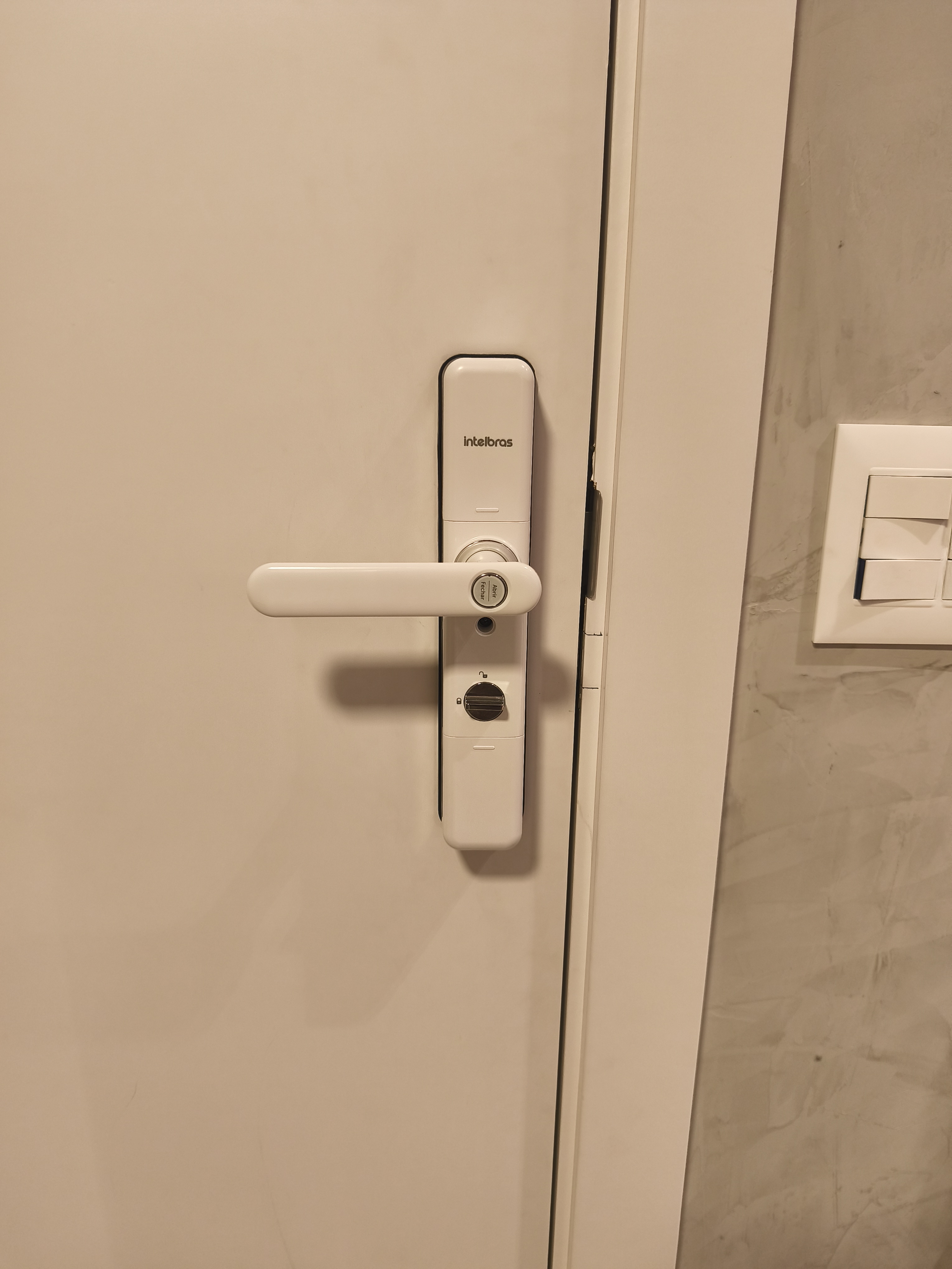 Fechadura digital Intelbras instalada em porta residencial